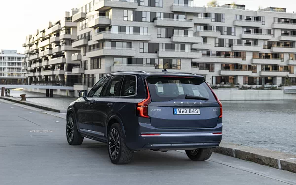   Volvo XC90 B5 AWD - 2024