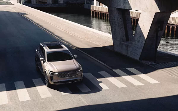   Volvo XC90 T8 Recharge AWD - 2024