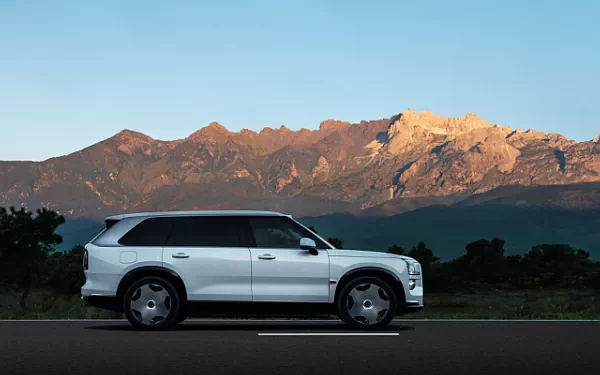   Zeekr 9X (White) - 2025